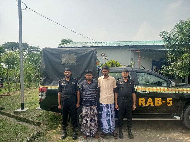 চাঁপাইনবাবগঞ্জে আড়াইকেজি হেরোইন,২৮৫পিস ইয়াবা ও মাদক বিক্রির সাড়ে ৫লক্ষ টাকাসহ দু’ভাই গ্র্রেপ্তার